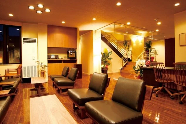 リゾートホテルのロビーやラウンジ。木目調の内装とモダンなソファが並んでおり、落ち着いた雰囲気を演出。リゾートバイトの仕事場として、快適な環境であることをアピール。