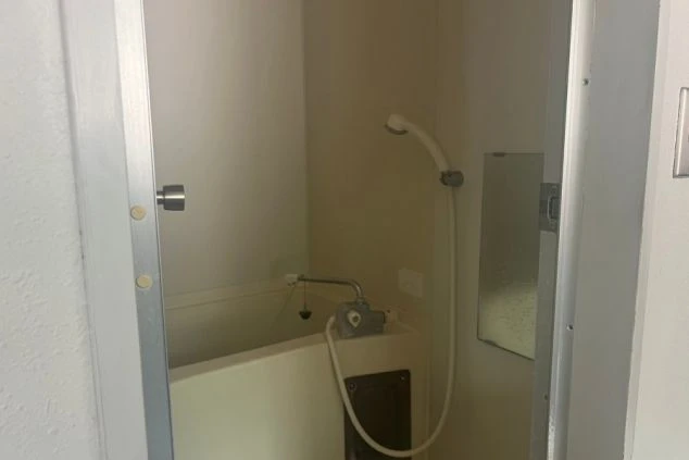 清潔感のあるユニットバス。仕事の疲れを癒し、ゆっくりと入浴できます。