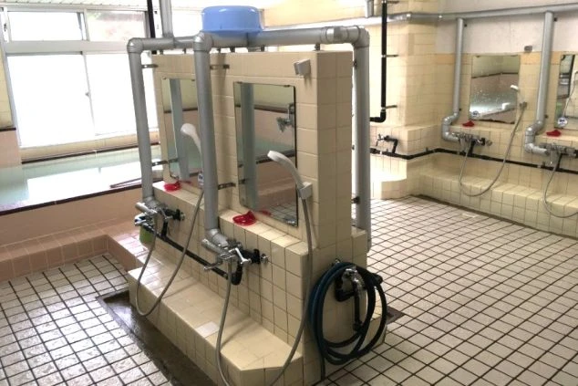 リゾートバイトの寮の共用ランドリースペース。洗濯機と乾燥機が複数セットあり、いつでも利用可能です。