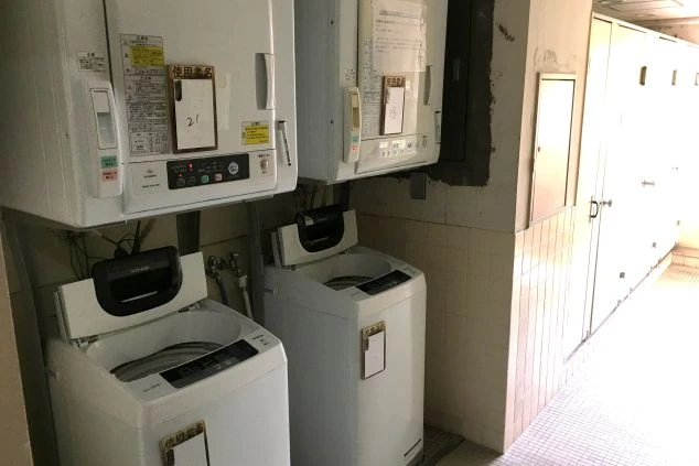 リゾートバイトの寮の外観。緑豊かな山の中に建つ、見晴らしの良い集合寮です。