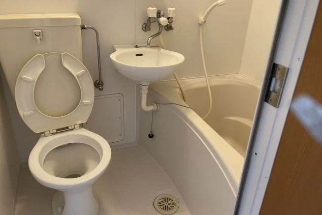 リゾートバイトの寮のユニットバス。トイレ、洗面台、バスタブがコンパクトに一体化している。