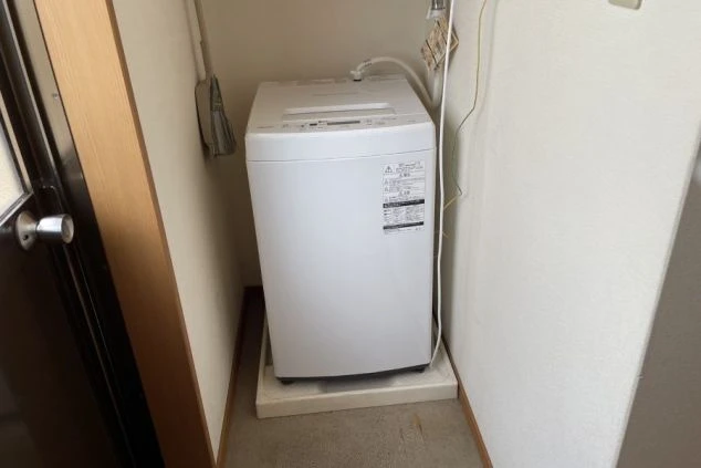 リゾートバイトの寮の室内にある洗濯機置き場。個室で洗濯ができるように、全自動洗濯機が設置されている。