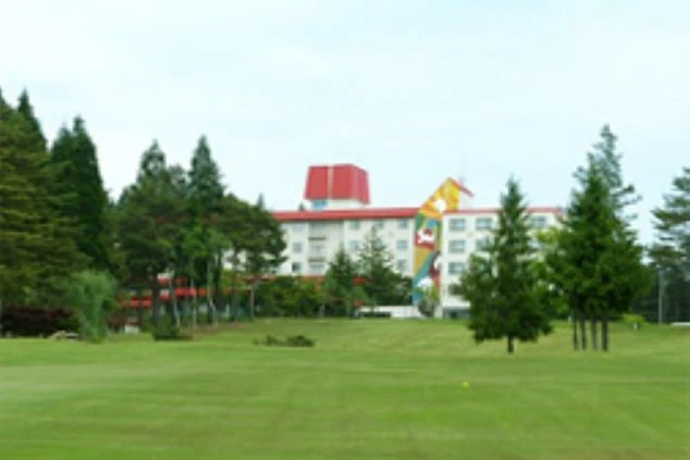 ゴルフ場にあるホテル。緑の芝生と木々に囲まれたカラフルな建物が、明るいリゾートの雰囲気を演出。リゾートバイトの仕事場として、ゴルフ場での勤務をアピール。