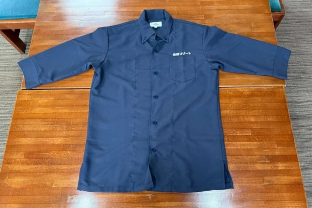 作務衣や黒エプロンの旅館制服姿。リゾートバイトの仕事着イメージ。