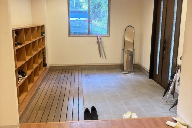 リゾートバイトの寮の玄関の画像。