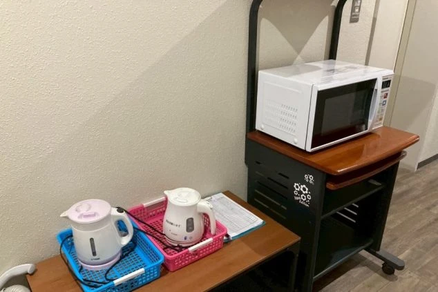 ワクトリの社員が出張で撮影した、リゾートバイトの寮の共用設備の画像。ケトル2台と電子レンジが見える。