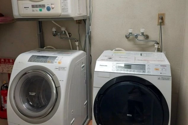 リゾートバイトのペンション寮の共用洗濯機・乾燥機の画像