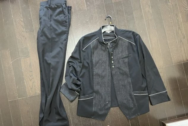 接客スタッフ用の制服画像。黒を基調とし、フロント部分に繊細な模様を施したデザインのジャケットとスラックスのセット。