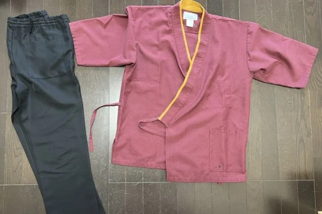 接客スタッフ用の制服画像。えんじ色の作務衣スタイル。