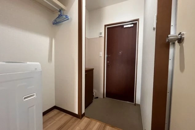 リゾートバイトの寮のユニットバス。温水洗浄便座付きトイレや、ゆったり入れる浴槽があり、清潔で快適な空間です。