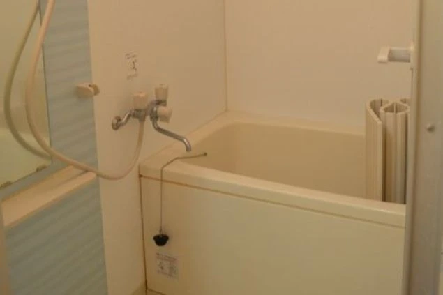 リゾートバイトの寮のバスの画像。