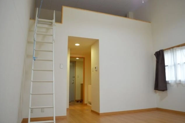 リゾートバイトの寮のロフトの画像。