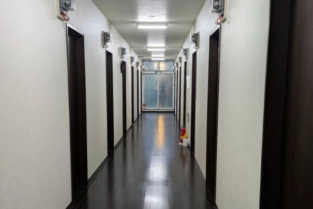 リゾートバイトの個室寮の廊下の画像。白い壁紙でキレイな様子がわかる。