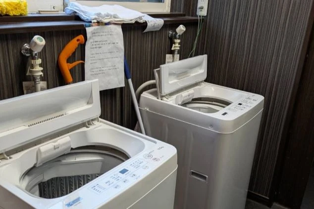 リゾートバイトの寮共用部の洗濯機の画像。新しくキレイ。