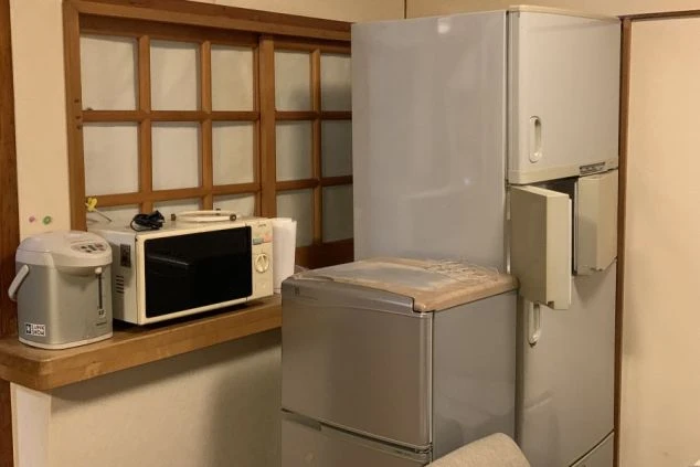 リゾートバイトの寮に完備された調理家電の画像。冷蔵庫、電子レンジ、炊飯器、電気ポットなどが自由に使えるので、自炊派の人も安心です。