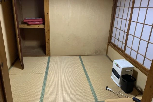 リゾートバイトの寮の和室の画像。畳の匂いが心地よい、落ち着いた雰囲気の個室で、押し入れの収納スペースも十分。仕事の疲れをゆっくり癒せます。
