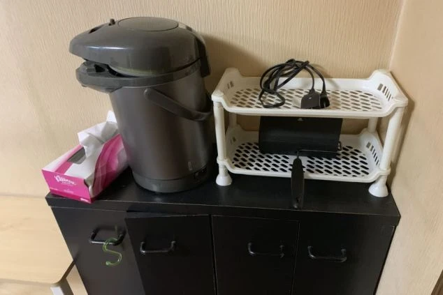 リゾートバイトの寮に置かれた、電気ポットやティッシュの画像。自由に使える備品が用意されています。