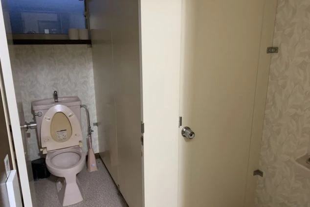 リゾートバイトの寮の共用トイレの画像。複数の個室があるため、混み合う時間帯でも安心です。