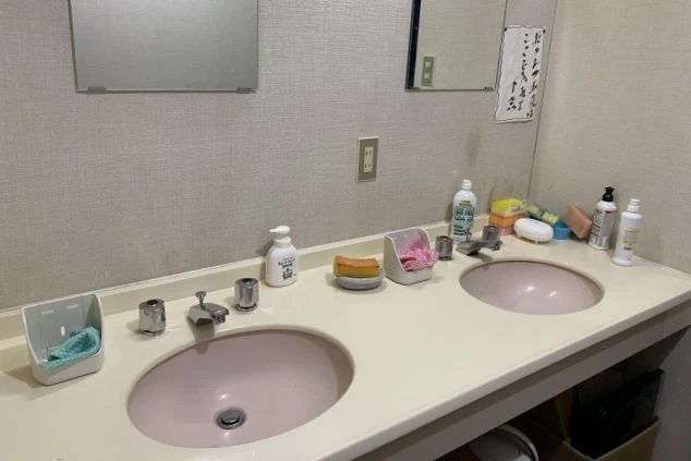 リゾートバイトの寮の共用洗面所の画像。2つの洗面台が設置されており、朝の準備がスムーズにできます。