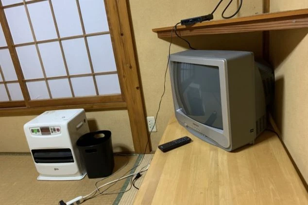 リゾートバイトの寮の個室に備え付けのテレビと暖房器具の画像。プライベートな空間で、ゆっくりとリラックスした時間を過ごせます。