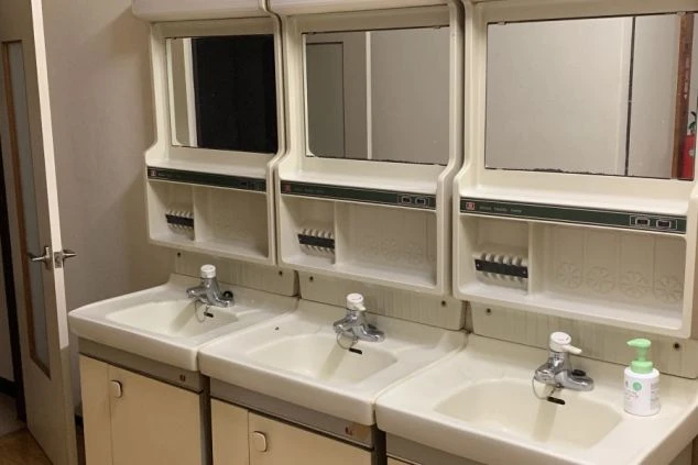 リゾートバイトの寮の共用洗面所の画像。洗面台が複数並んでいるため、朝の忙しい時間帯でも、順番を待たずにスムーズに準備ができます。