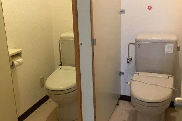 リゾートバイトの寮の共用トイレの画像。温水洗浄便座付きの個室トイレが複数あり、清潔で快適に利用できます。