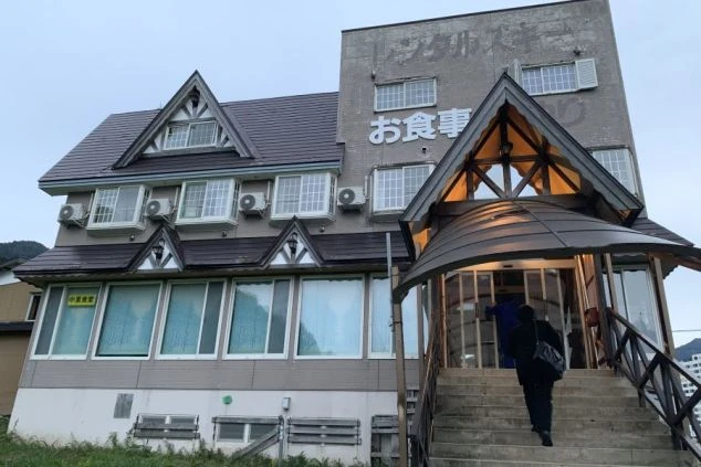 リゾートバイトの男性寮の外観画像。ペンションやロッジのような、趣のある建物です。仲間との出会いもリゾートバイトの醍醐味の一つです。