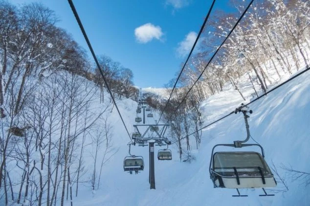 スキー場のリフトから撮影した、雪景色の風景の画像。リフトの先には雪に覆われた山々が広がっており、リゾートバイトの仕事風景や、休日の過ごし方を表す画像。