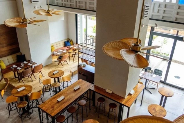 開放感あふれるレストラン。南国らしいおしゃれな雰囲気の中で、お客様に最高の食事体験を提供できます。