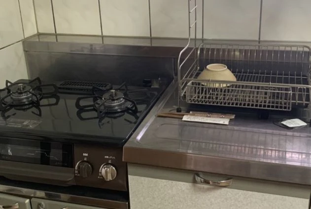 リゾートバイトのシェアタイプ個室寮の共用キッチンの画像。