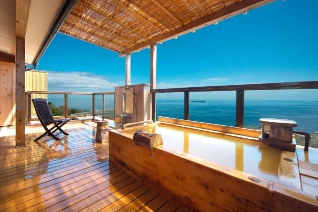 目の前に広がる海を望む露天風呂。仕事の疲れを癒してくれる、心も体もリフレッシュできる贅沢な時間です。