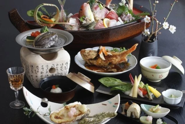 新鮮な海の幸をふんだんに使った豪華な料理の数々。お客様に最高の食事体験を提供する、やりがいのあるお仕事です。