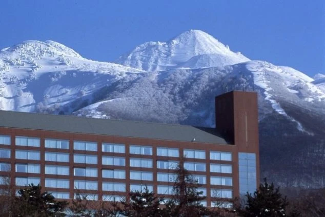 雪山を背景に建つホテル。リゾートバイトは、仕事の後にウィンタースポーツを楽しめるのが魅力です。