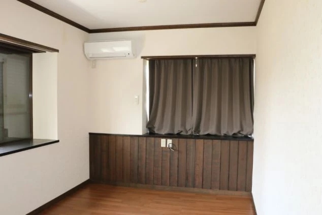 落ち着いた木目調で統一された、広々とした個室。プライベートな時間を確保でき、自分らしく生活できます。