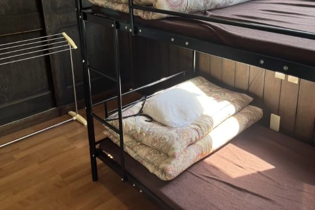 二段ベッドが置かれた寮の部屋。友人と一緒にリゾートバイトに応募して、楽しい共同生活を送れます。