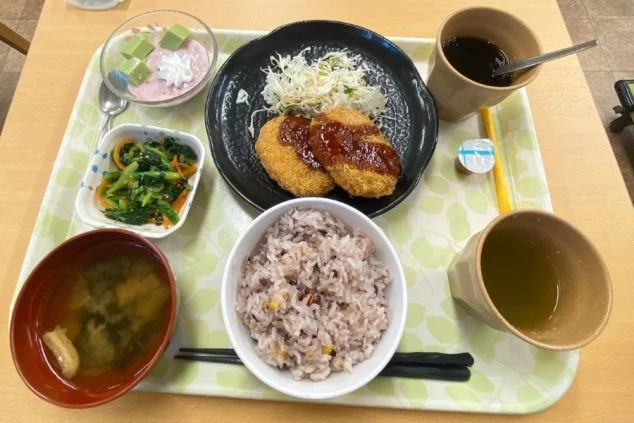 リゾートバイト求人の福利厚生。栄養バランスの取れた食事が3食付き、住み込み生活も安心。