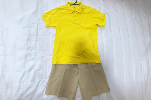 リゾートバイトの仕事風景を表現するイメージ画像。黄色のポロシャツとベージュのズボンがセットになった制服。