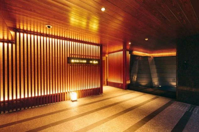 暖色系のライトが温かい雰囲気のエントランス。お客様を笑顔で迎え、快適な滞在をサポートするやりがいのある仕事です。