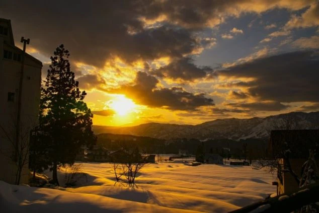 雪景色に沈む夕日。リゾートバイトは、こんな絶景を毎日見られる最高の仕事です。