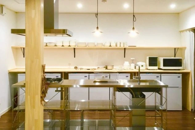 木目調で明るくおしゃれな香川県直島町の女性寮の共同リビング。リゾートバイトの寮は、仲間との交流も楽しめる共有スペースが充実。