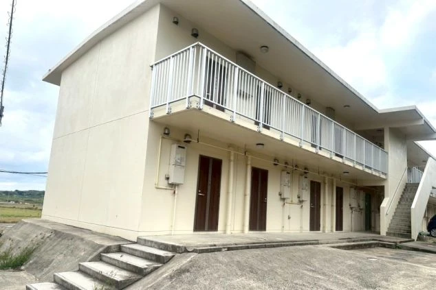 リゾートバイト住み込み求人の個室寮外観。プライバシーが守られるアパートタイプの綺麗な2階建ての寮。