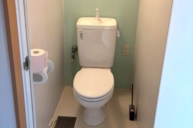 リゾートバイト寮の清潔な室内トイレ。専用設備なので気兼ねなく使え、毎日の住み込み生活も快適に過ごせる。