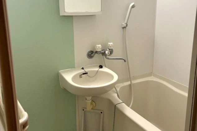 リゾートバイト個室寮のユニットバス。清潔感のある自分専用の入浴設備で、仕事の疲れをゆっくり癒せる環境。