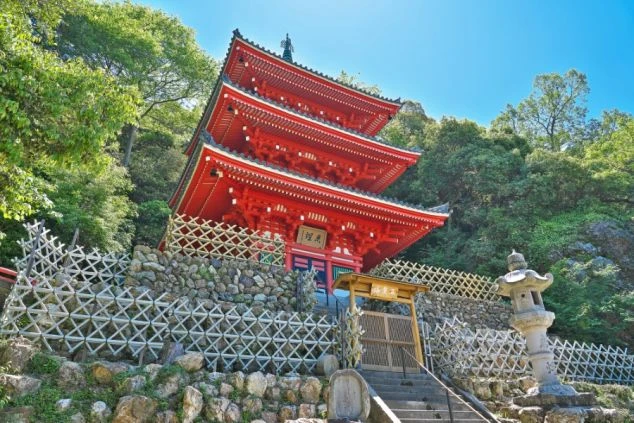 青空に映える岐阜公園の鮮やかな朱塗りの三重塔。休日に岐阜エリアの名所巡りを楽しめるリゾートバイトスタッフに人気のスポット。