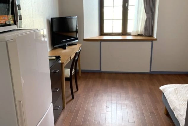 リゾートバイトの綺麗な個室寮。テレビ、机、ベッド、収納など生活に必要な家具・家電が揃ったお部屋です。