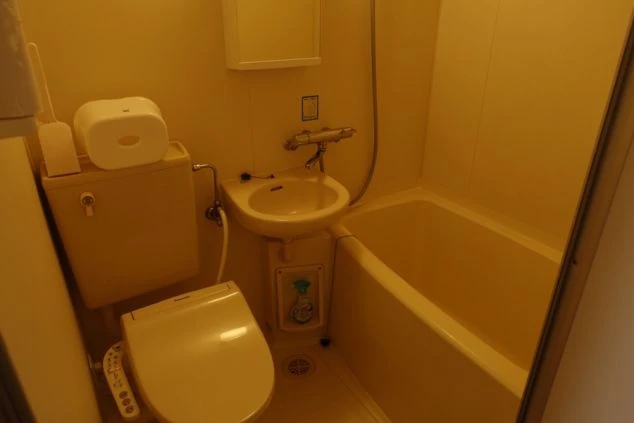 リゾートバイト寮に完備された共同の洗濯機と衣類乾燥機。雨の日や梅雨の時期でも洗濯物がしっかり乾かせるので安心です。