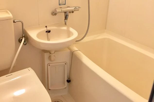 リゾートバイト寮のキッチン。IHコンロが完備されているので、自炊をして食費を節約することも可能です。