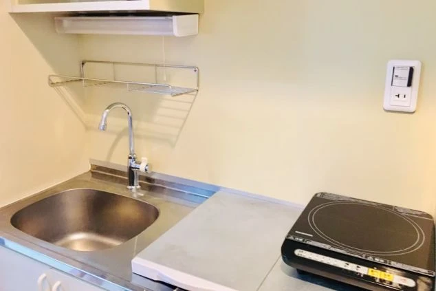 リゾートバイト生活の拠点となる寮の外観です。この建物の中に、快適な個室や充実した共同設備が整っています。