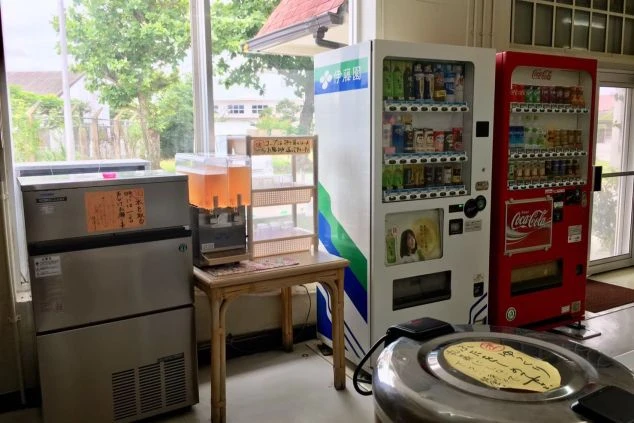 リゾートバイトの寮に完備された個室。フローリングの床にベッドが備え付けられ、快適な一人暮らしが可能。