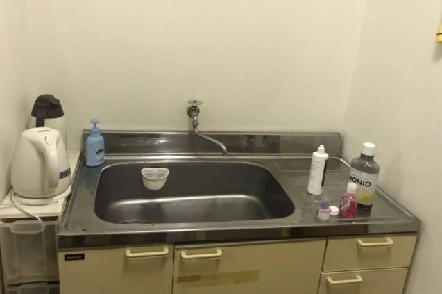 リゾートバイトの寮に完備された、無料で使用できるキッチン画像